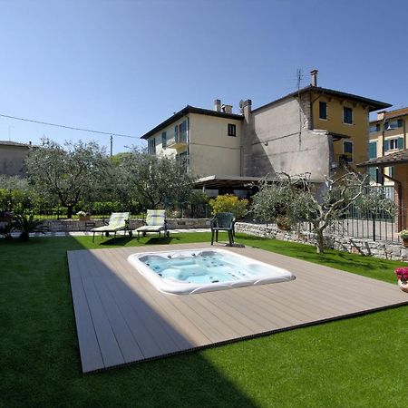 Accogliente Apt Al Centro Con Giardino E Jacuzzi Apartamento Torri Del Benaco Exterior foto